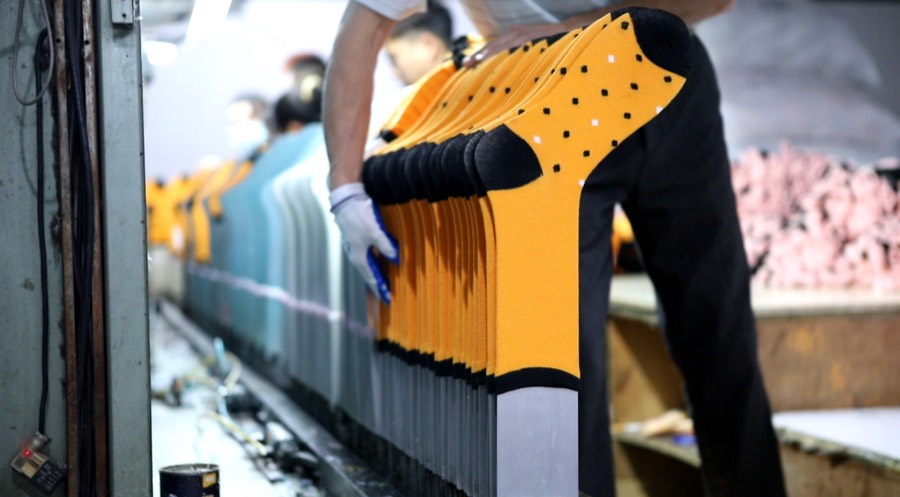 Sock boarding and setting machine