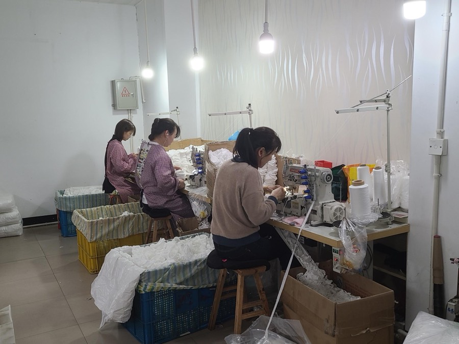 Toe-linking workshop with white socks